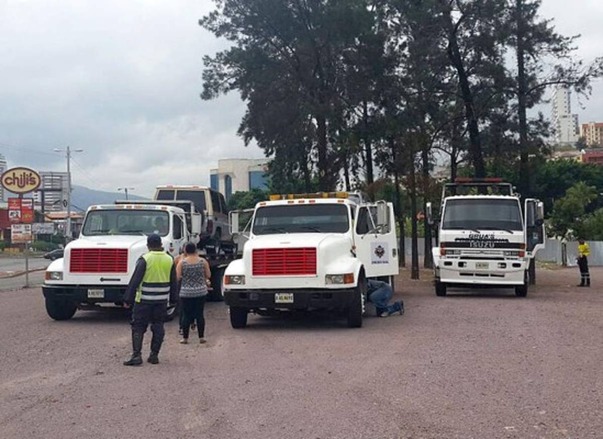 Operativos contra vehículos mal estacionados y sin placas