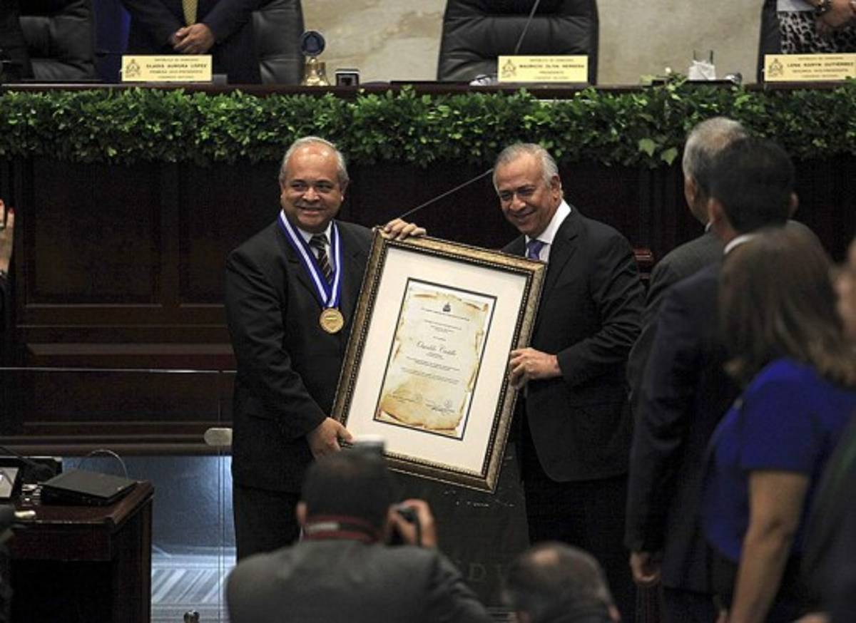 Congreso Nacional condecora a periodistas hondureños