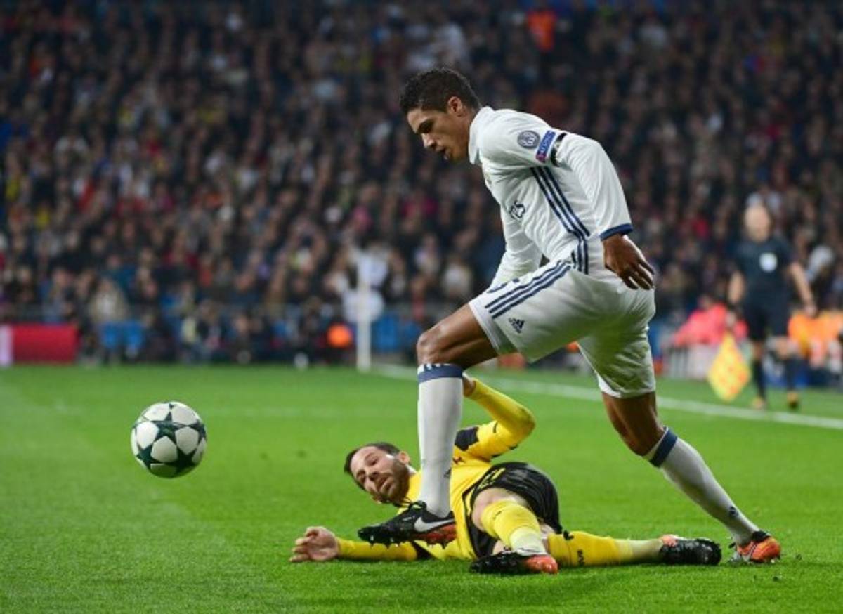 Raphael Varane jugó todo el encuentro con el Real Madrid, que quedó en segundo lugar del grupo F de la Champions League al empatar con el Borussia en el Santiago Bernabéu (Fotos: Agencias / AFP / Deportes El Heraldo / Noticias de Honduras / El Heraldo Honduras)