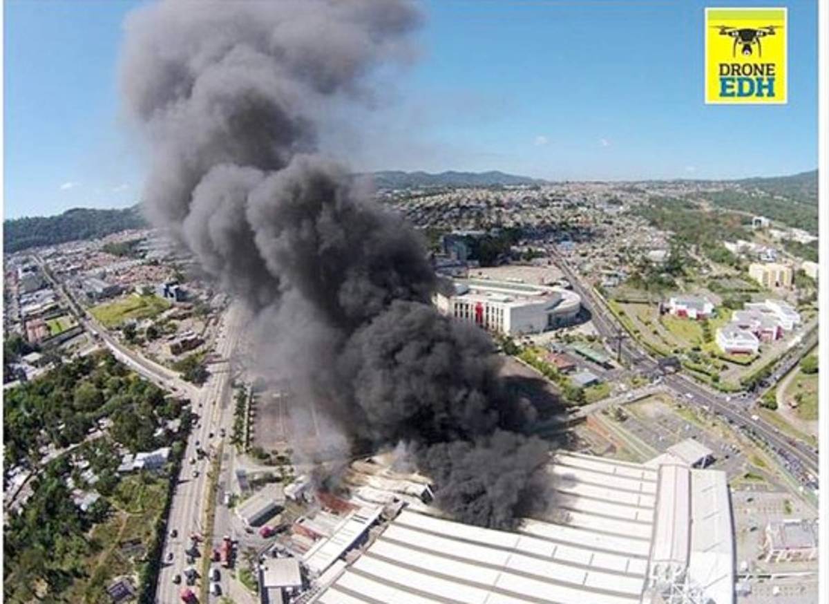 Voraz incendio en centro comercial en El Salvador
