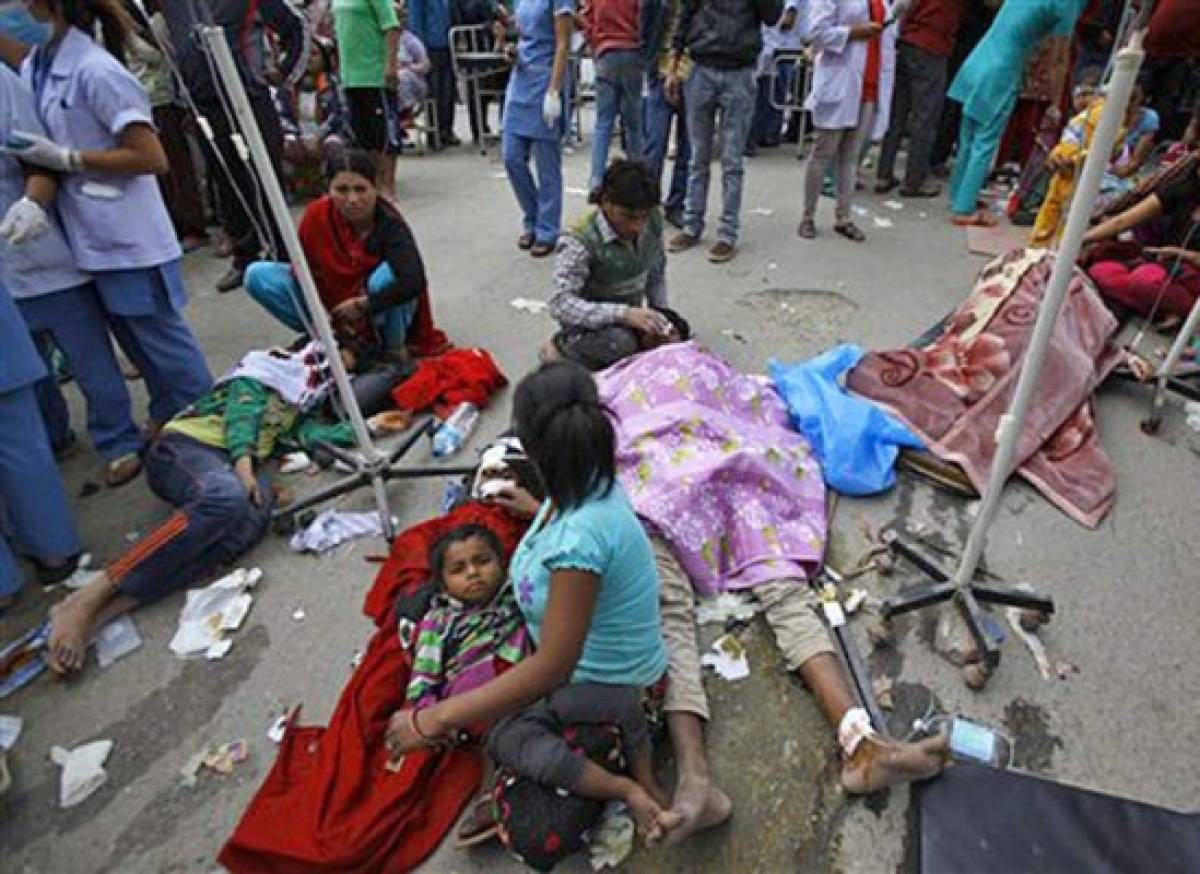 Terremoto en Nepal deja al menos 1,400 muertos