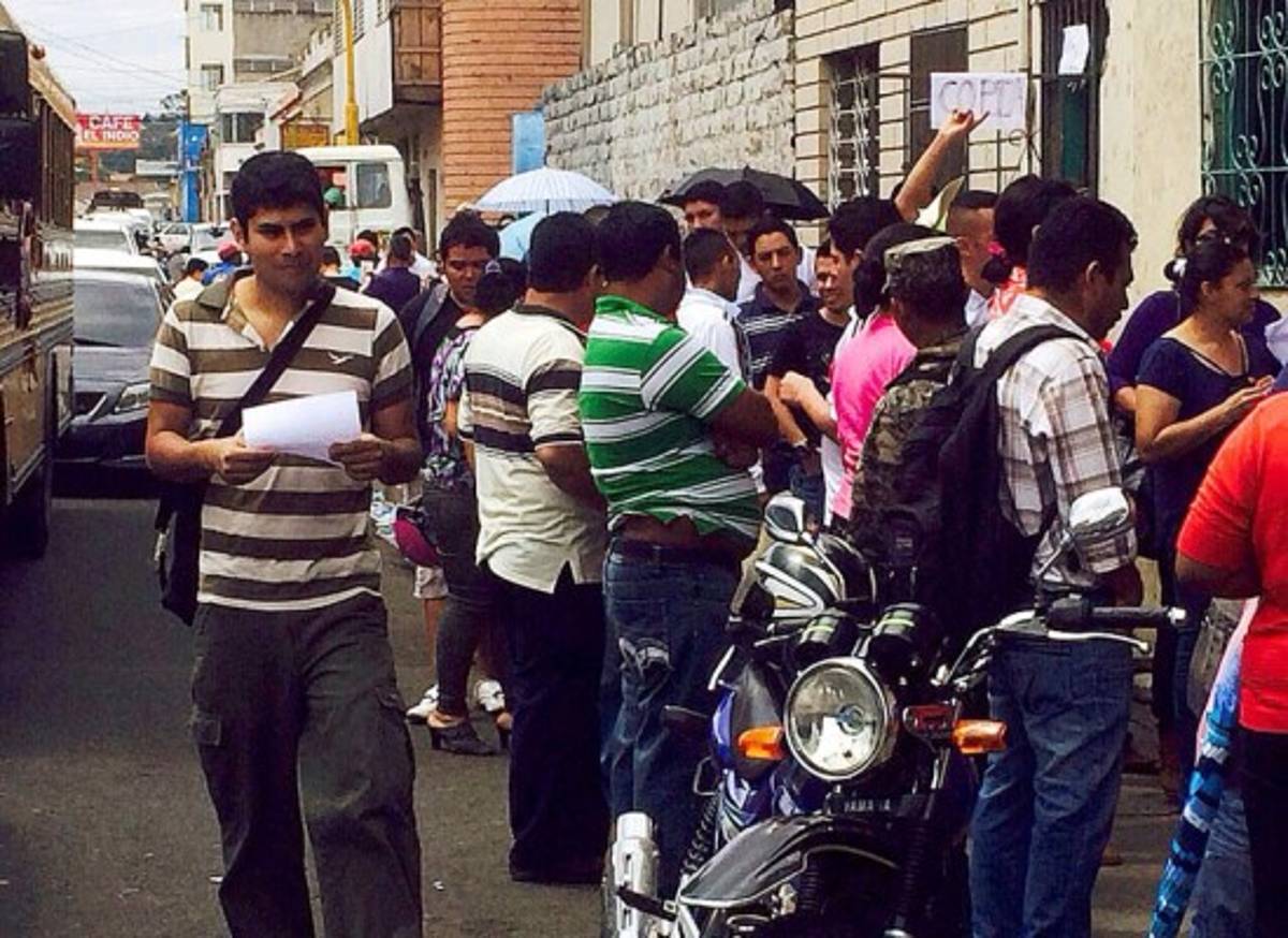 A contrarreloj, capitalinos reclaman placas en el Registro Vehicular