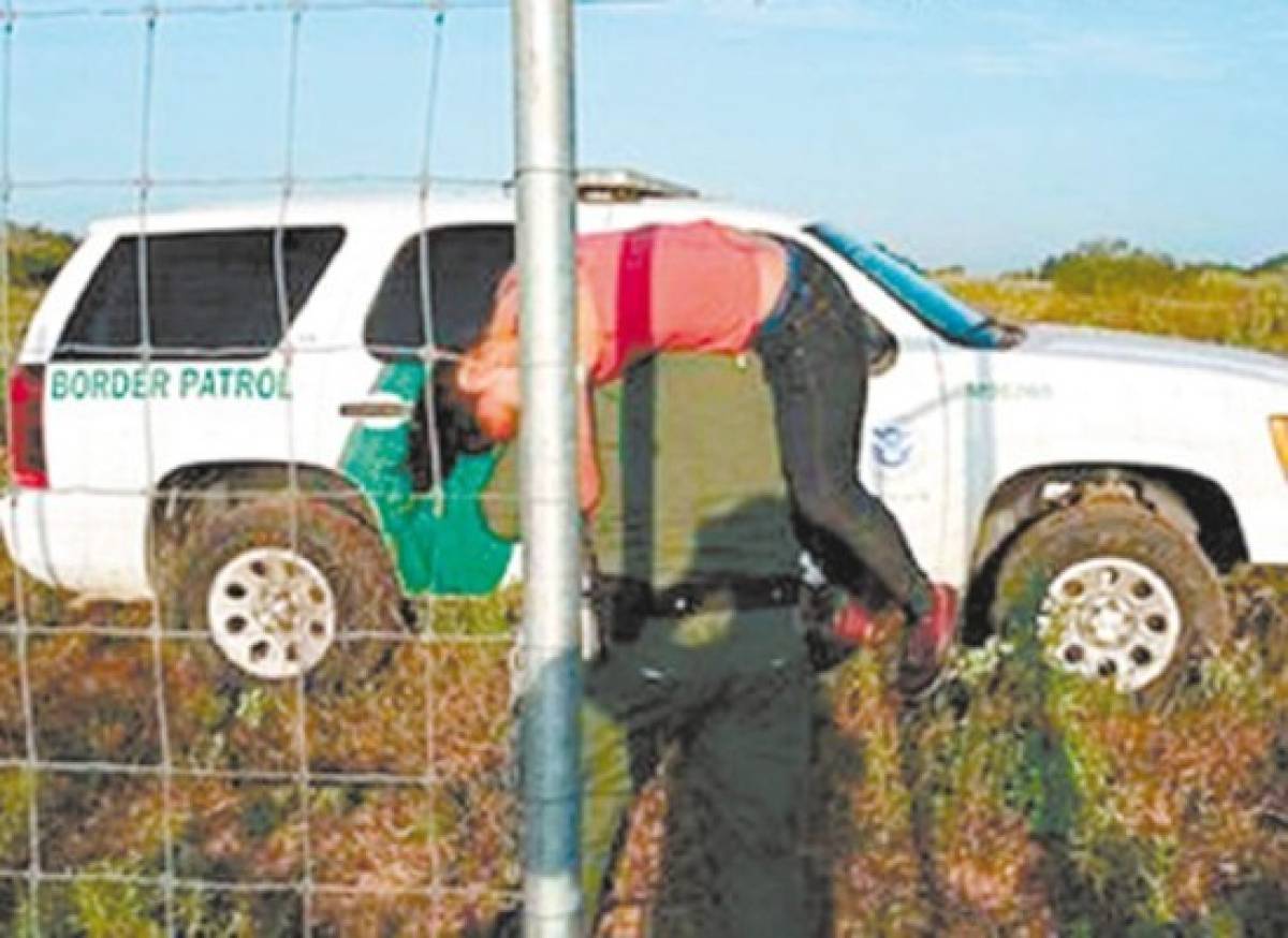 Rescatan a hondureña abandonada por coyote