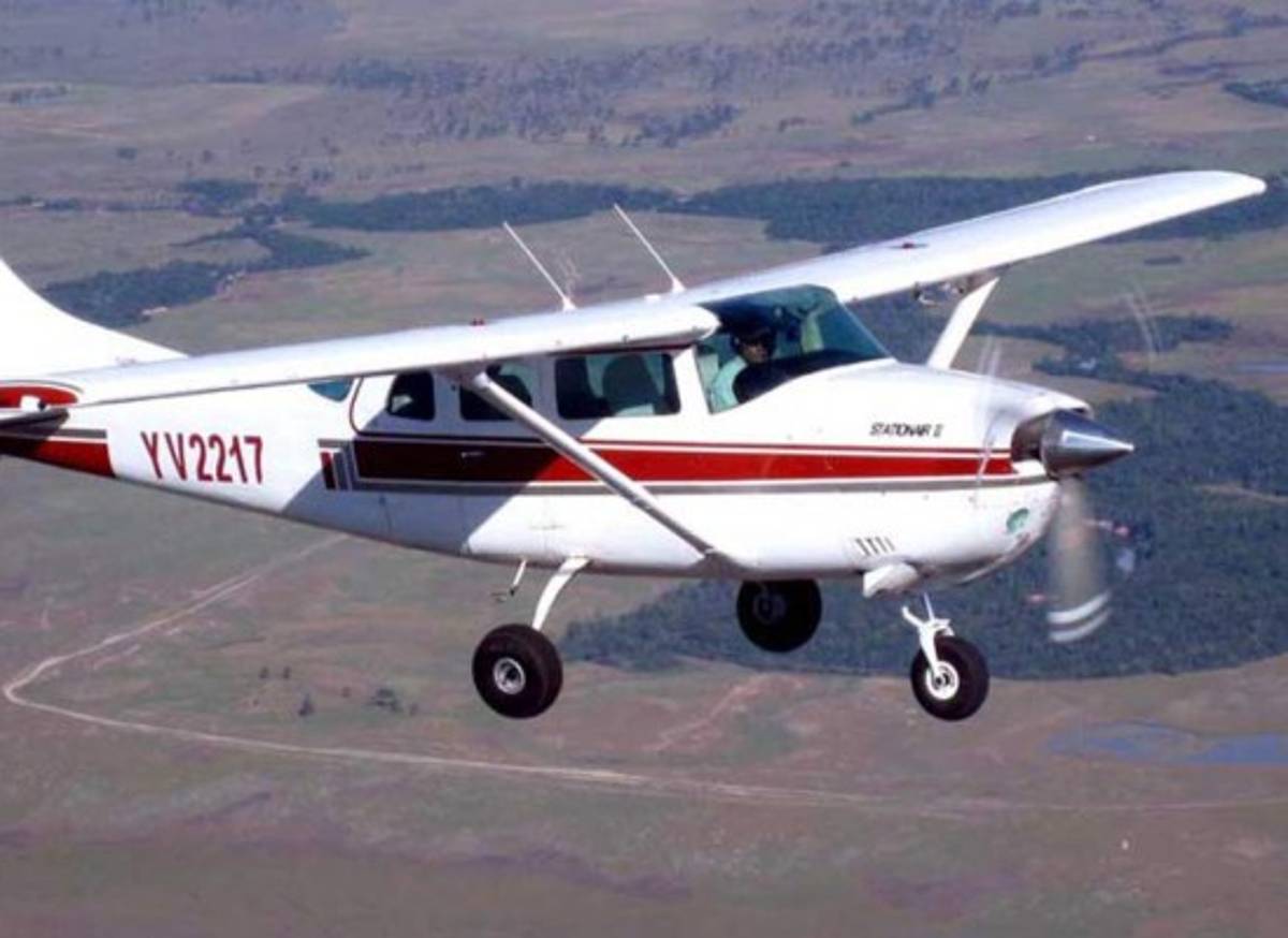 Mueren cinco personas al caer avioneta en importante autopista mexicana