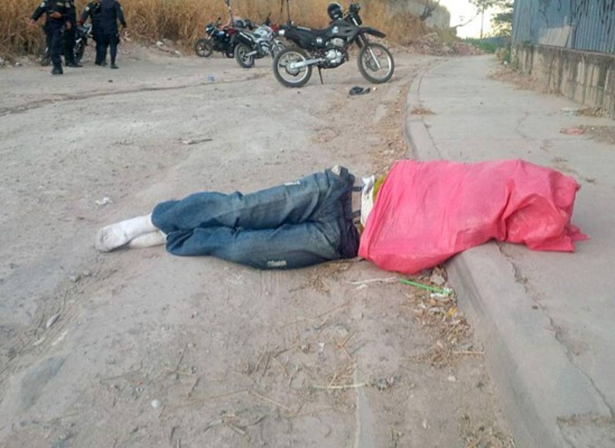 Identican cadáver tirado cerca de centro comercial