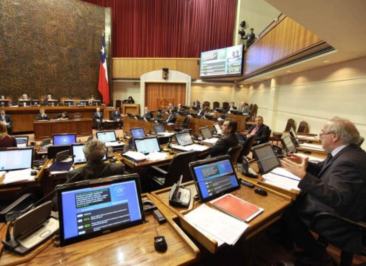 Chile congela sueldos de parlamentarios y altos funcionarios de gobierno