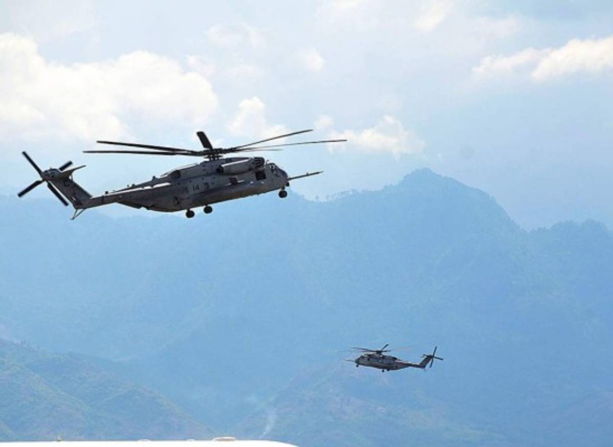 Marines de Estados Unidos arriban a la base aérea de Palmerola