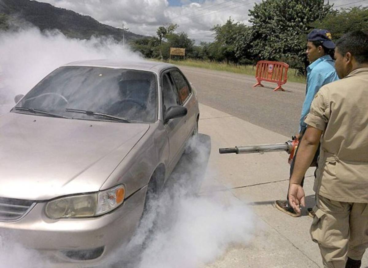 Hasta carros fumingan en municipio de Honduras por chikungunya