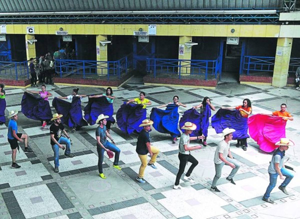 Olas de color que bailan al ritmo del sonido catracho