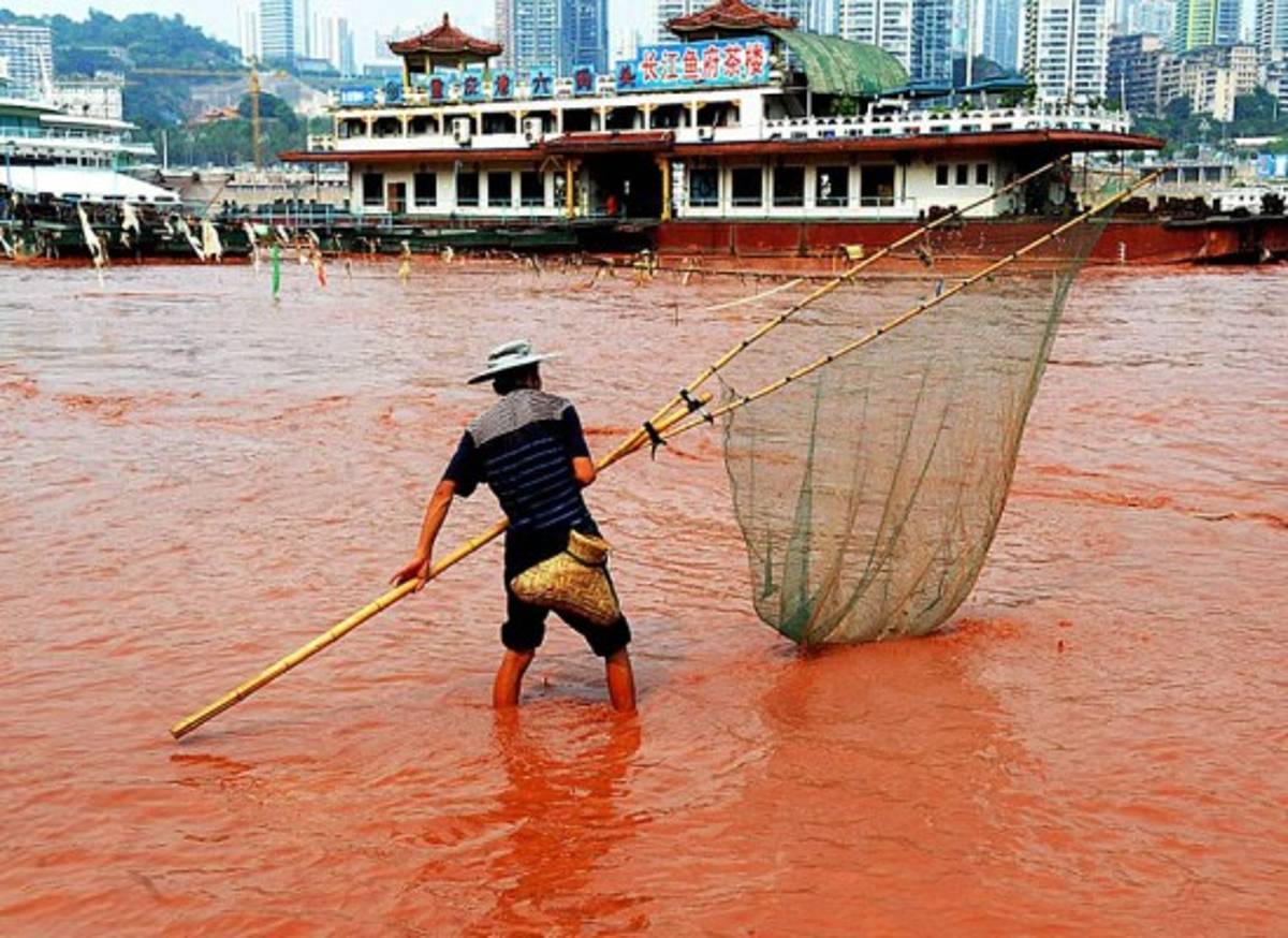 Río en China sorprende al volverse color rojo