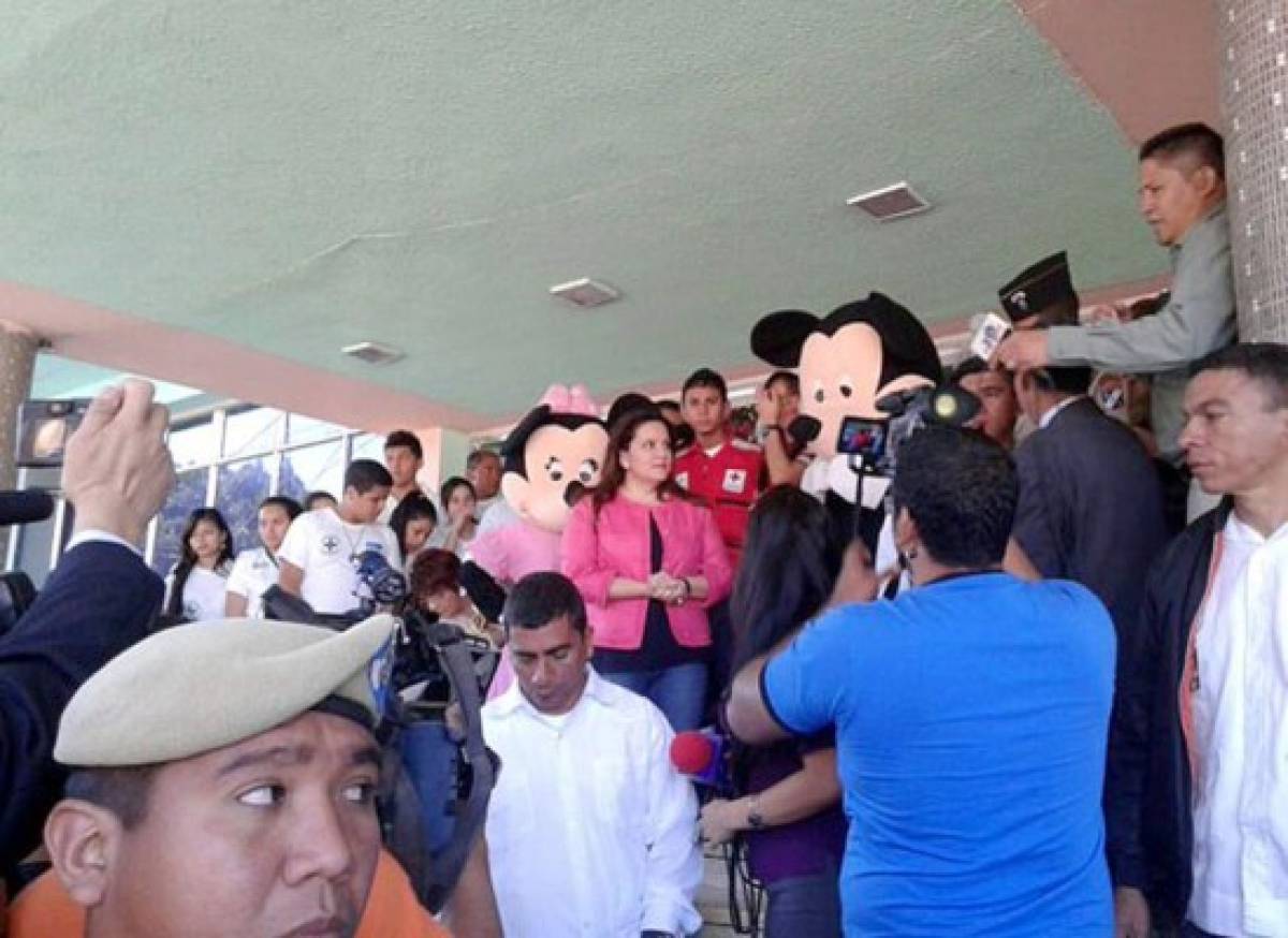 Primera dama de Honduras entrega alimentos y ropa a pacientes del HEU