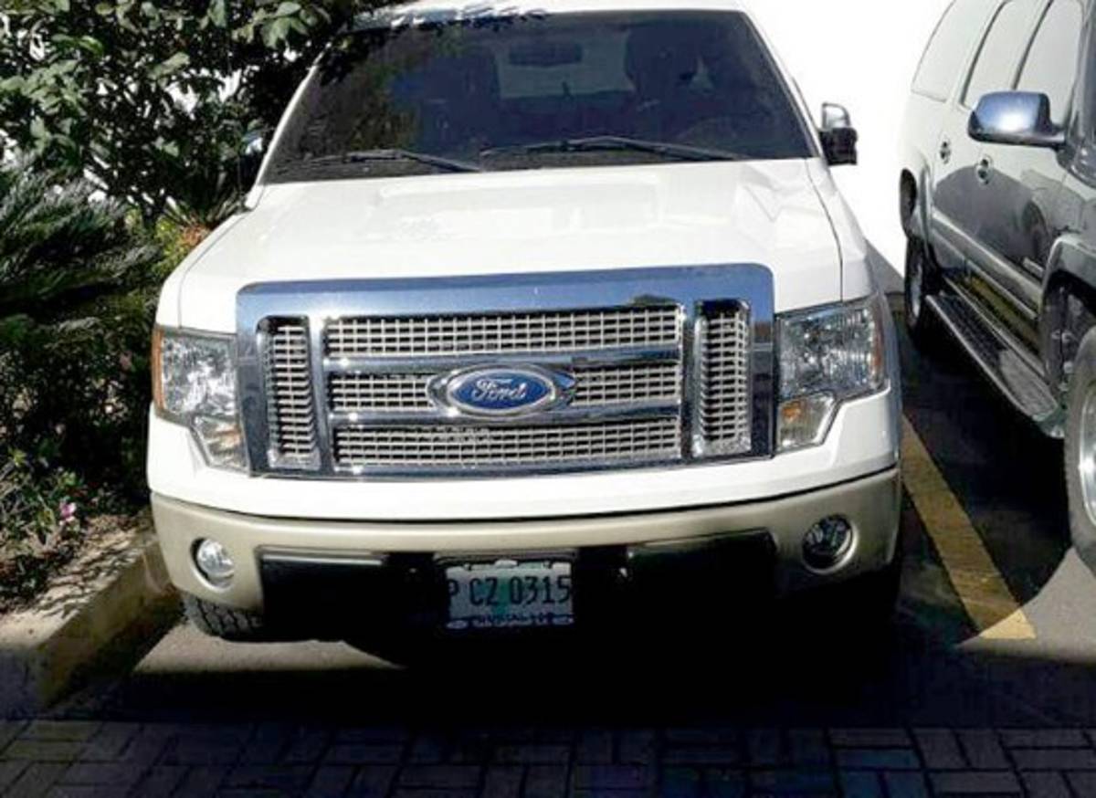 Aseguran propiedades y autos blindados de exdirector del IHSS