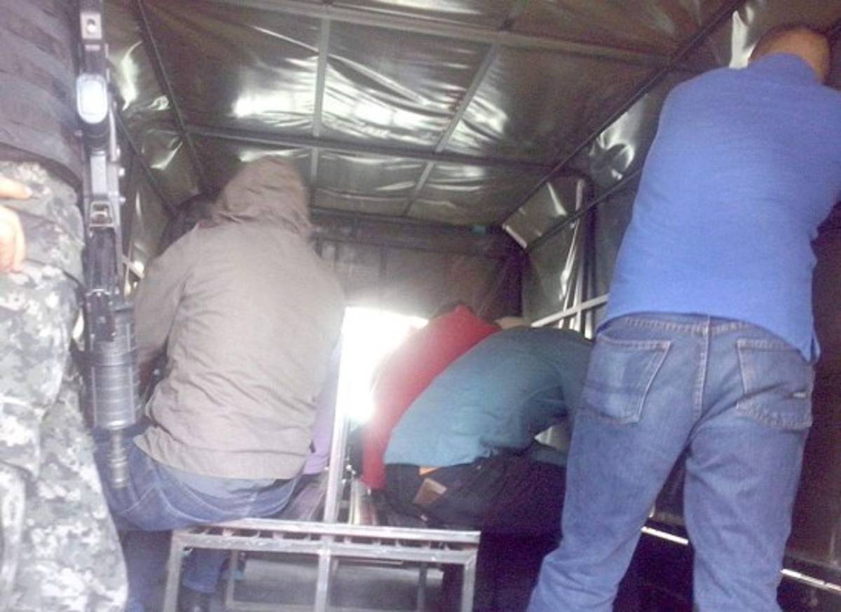 Se entregan nueve agentes TIGRES vinculados a hurto a los Valle Valle