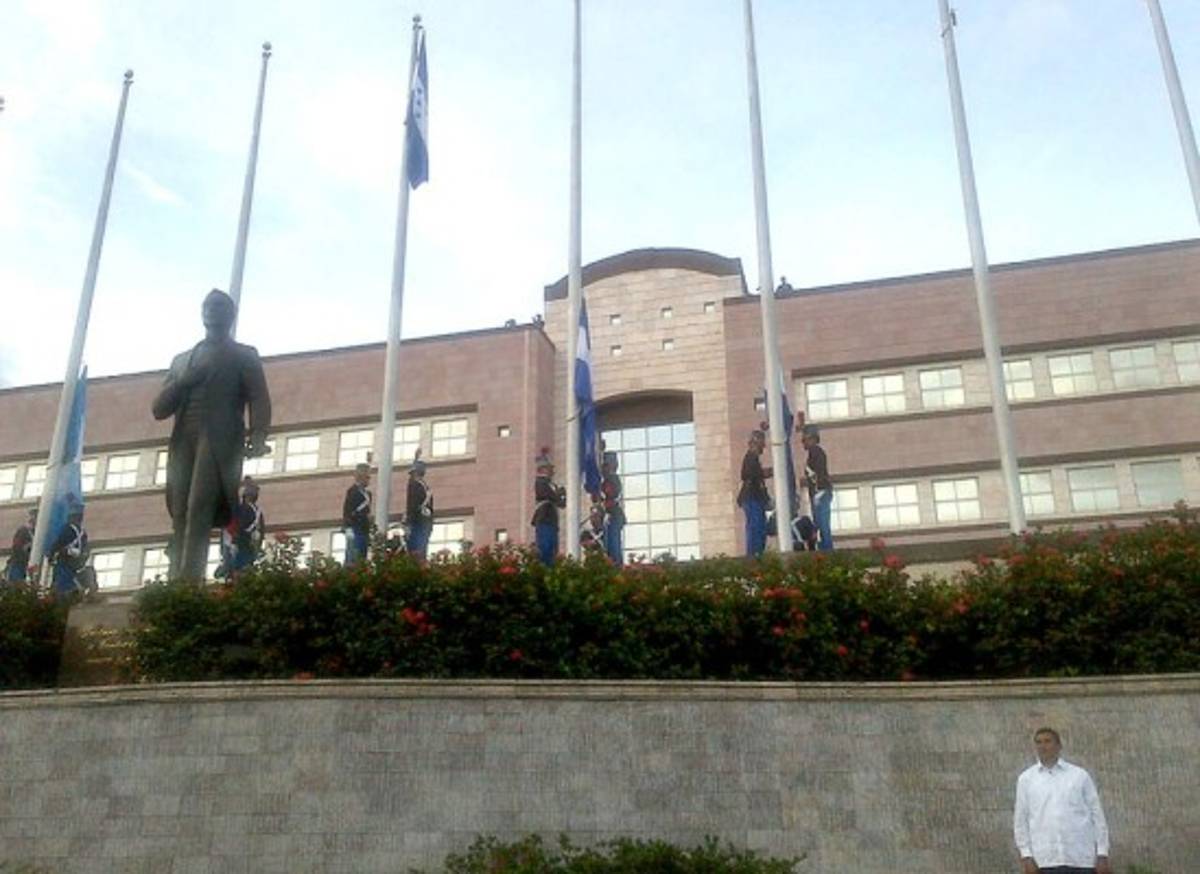 Cañonazos marcan inicio de festejos en Honduras