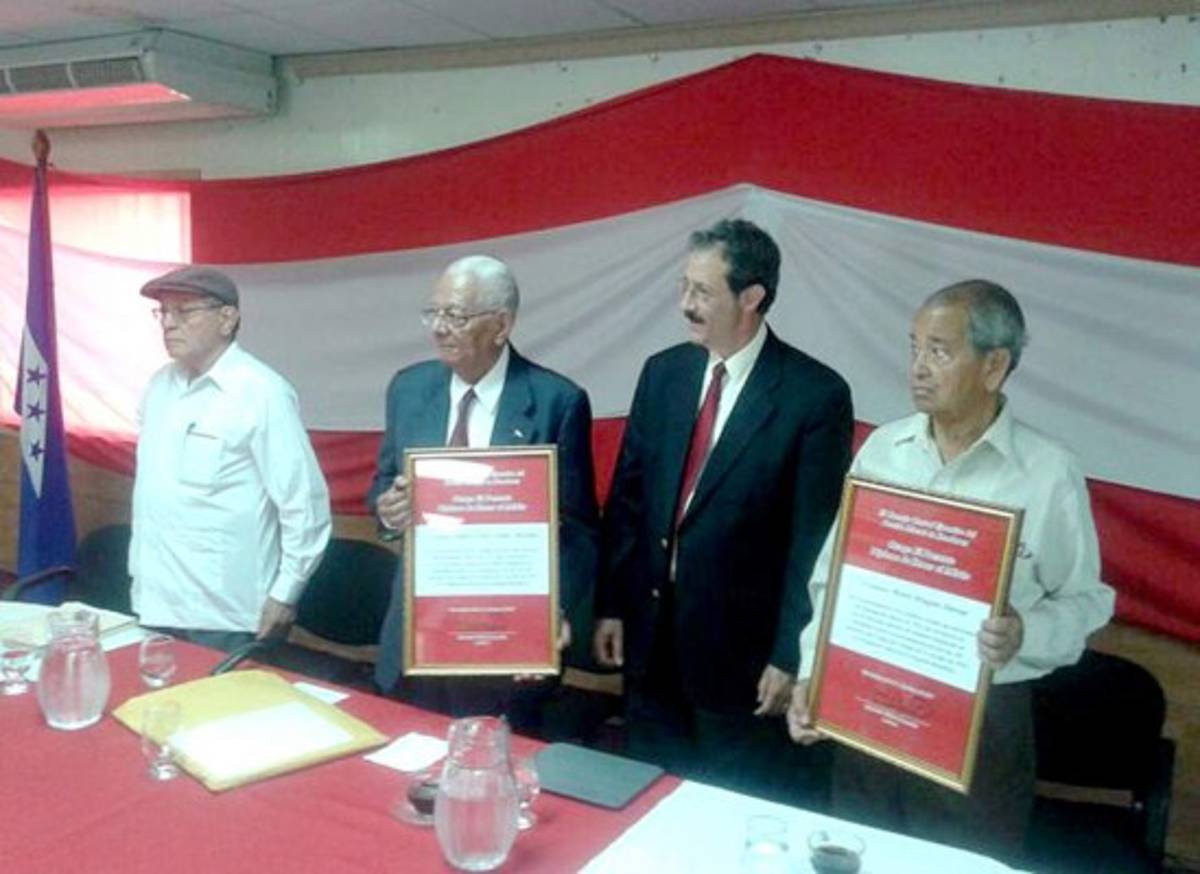 Rinden homenaje a líderes de Huelga del 54