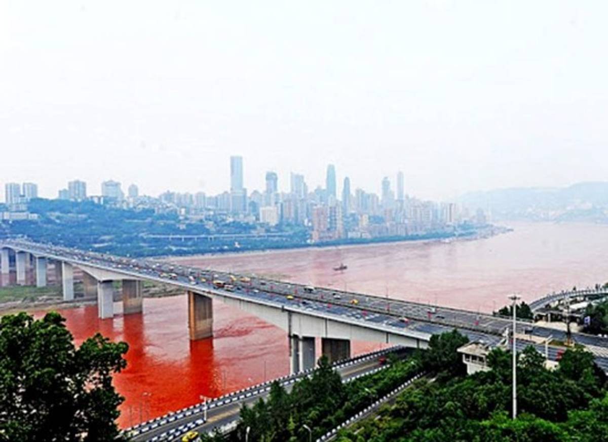 Río en China sorprende al volverse color rojo