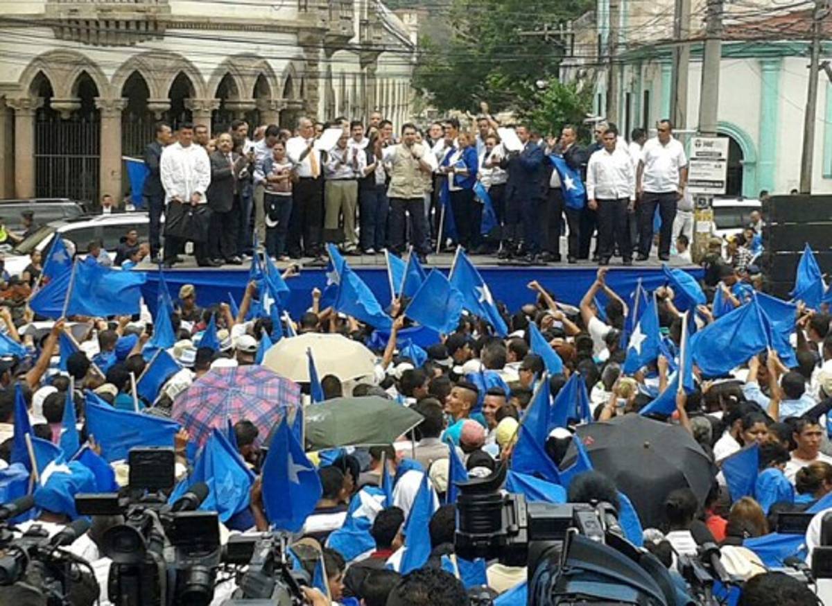 Nacionalistas marchan en apoyo a JOH