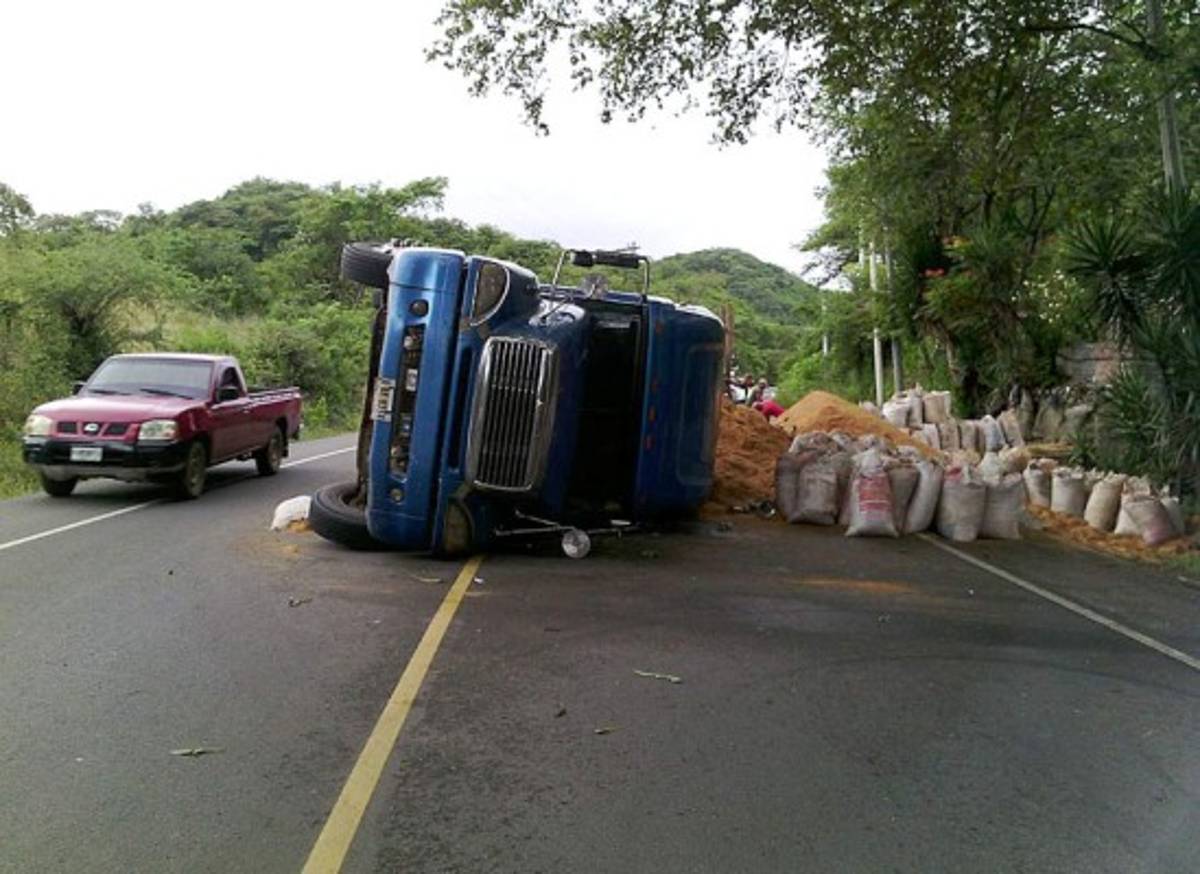 Honduras: Rastra cargada vuelca en carretera a Olancho