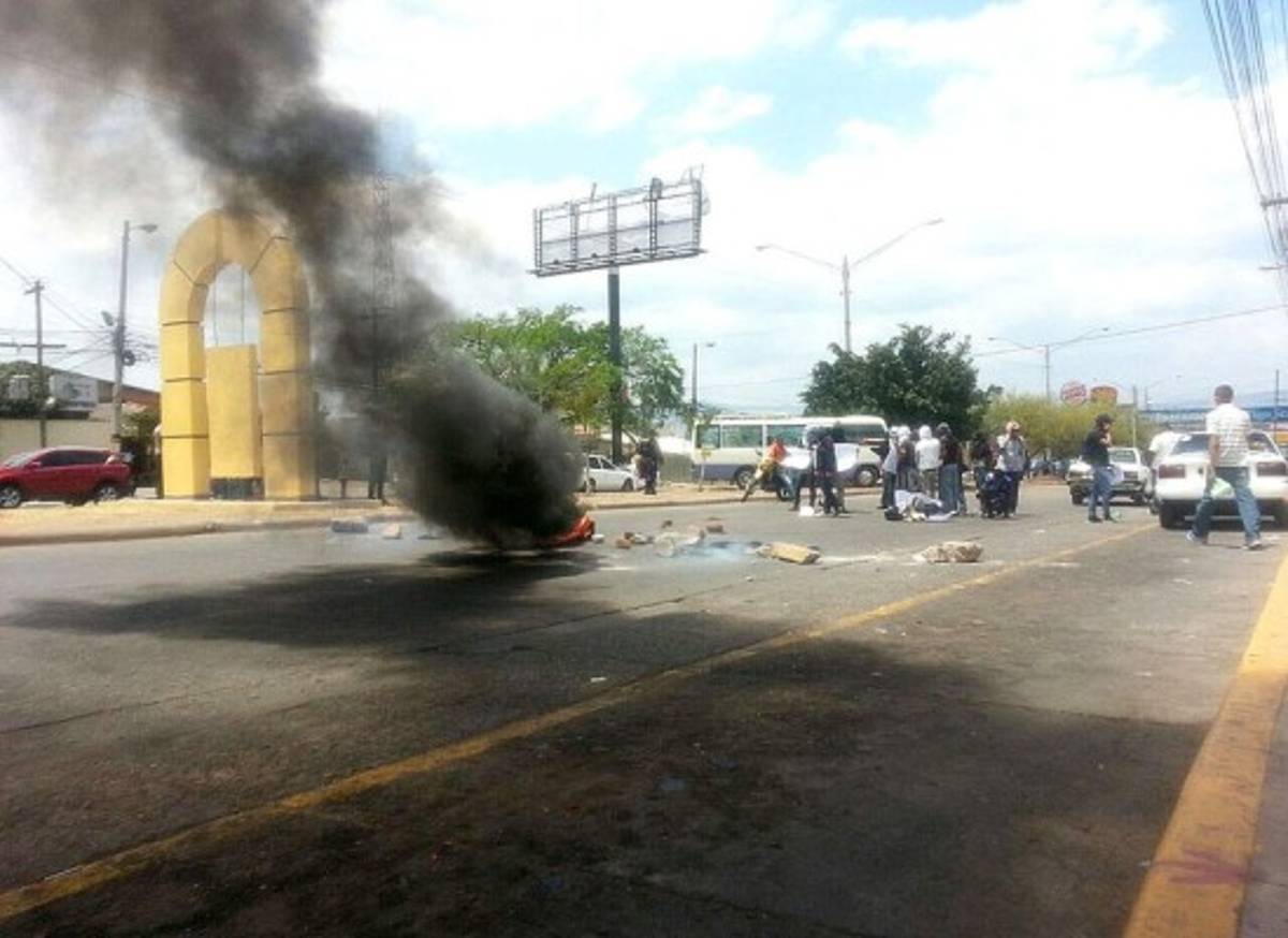 Universitarios protestan en apoyo a colegiales