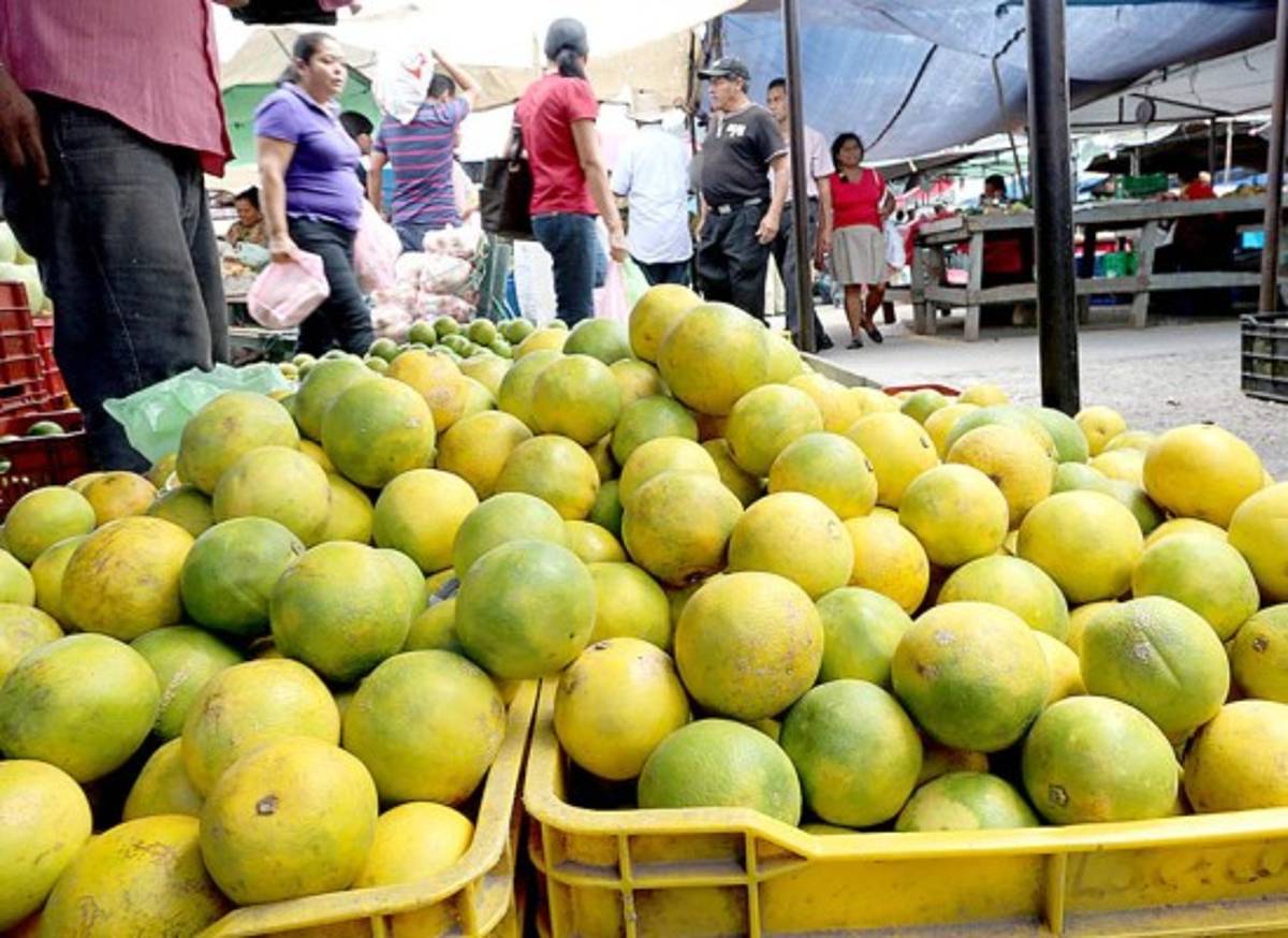 Un recorrido por la Feria del Agricultor y el Artesano