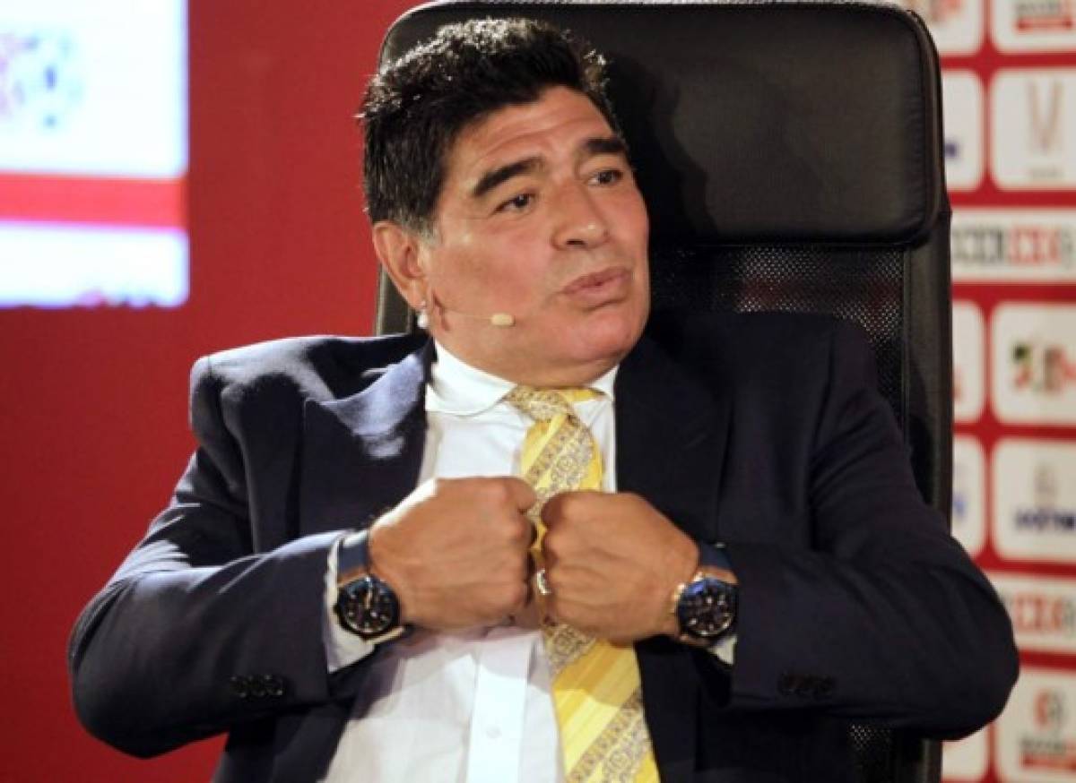 Maradona reclama a su exesposa que le devuelva dinero