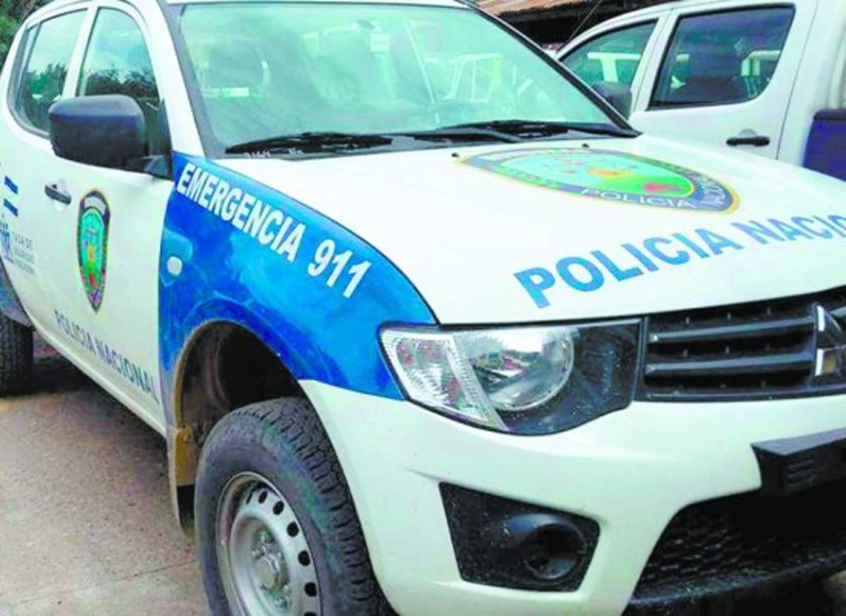 Golpean y roban patrulla a dos policías