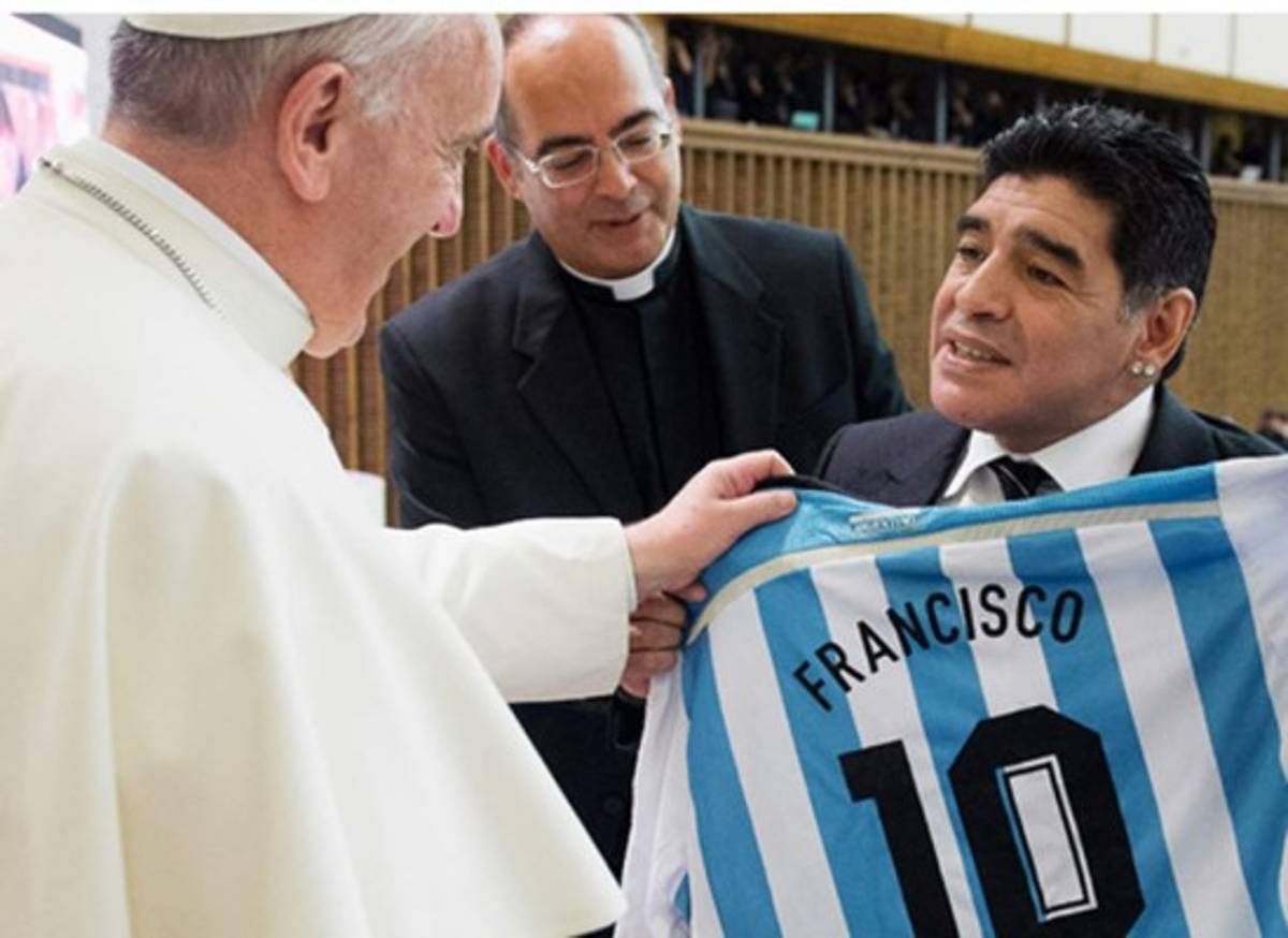 El papa Francisco recibe a Maradona para hablar de nuevo partido por la paz