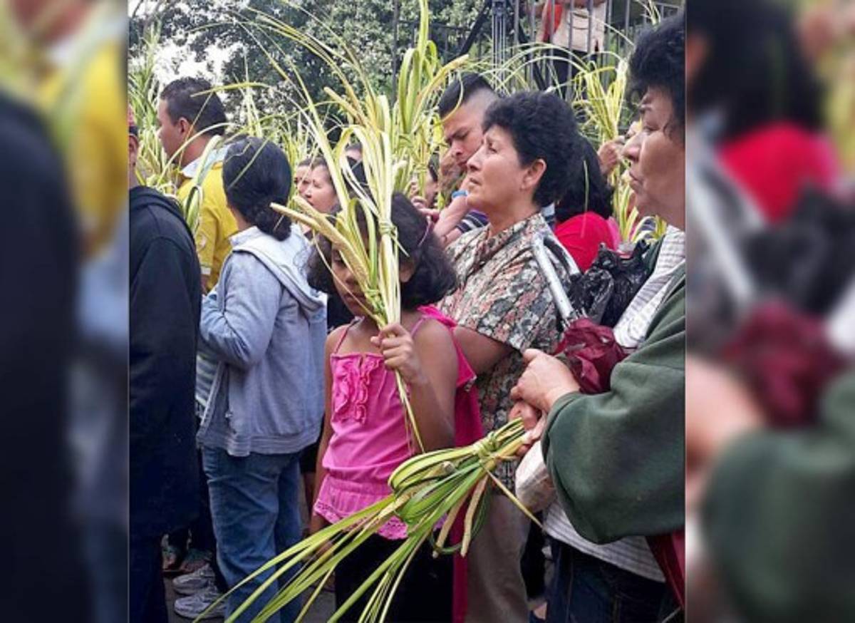 Hondureños salen a las calles para conmemorar el Domingo de Ramos