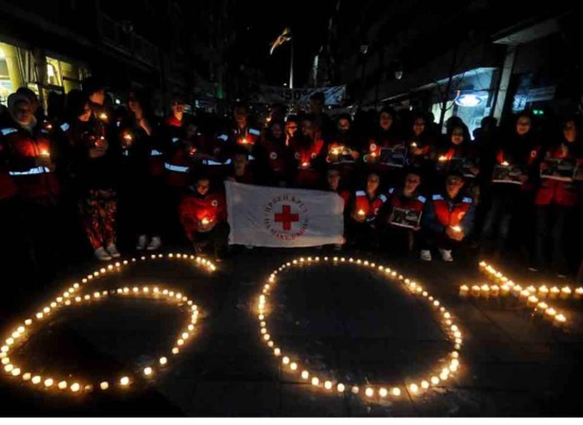 La Torre Eiffel se apaga en París para celebrar 'La Hora del Planeta'