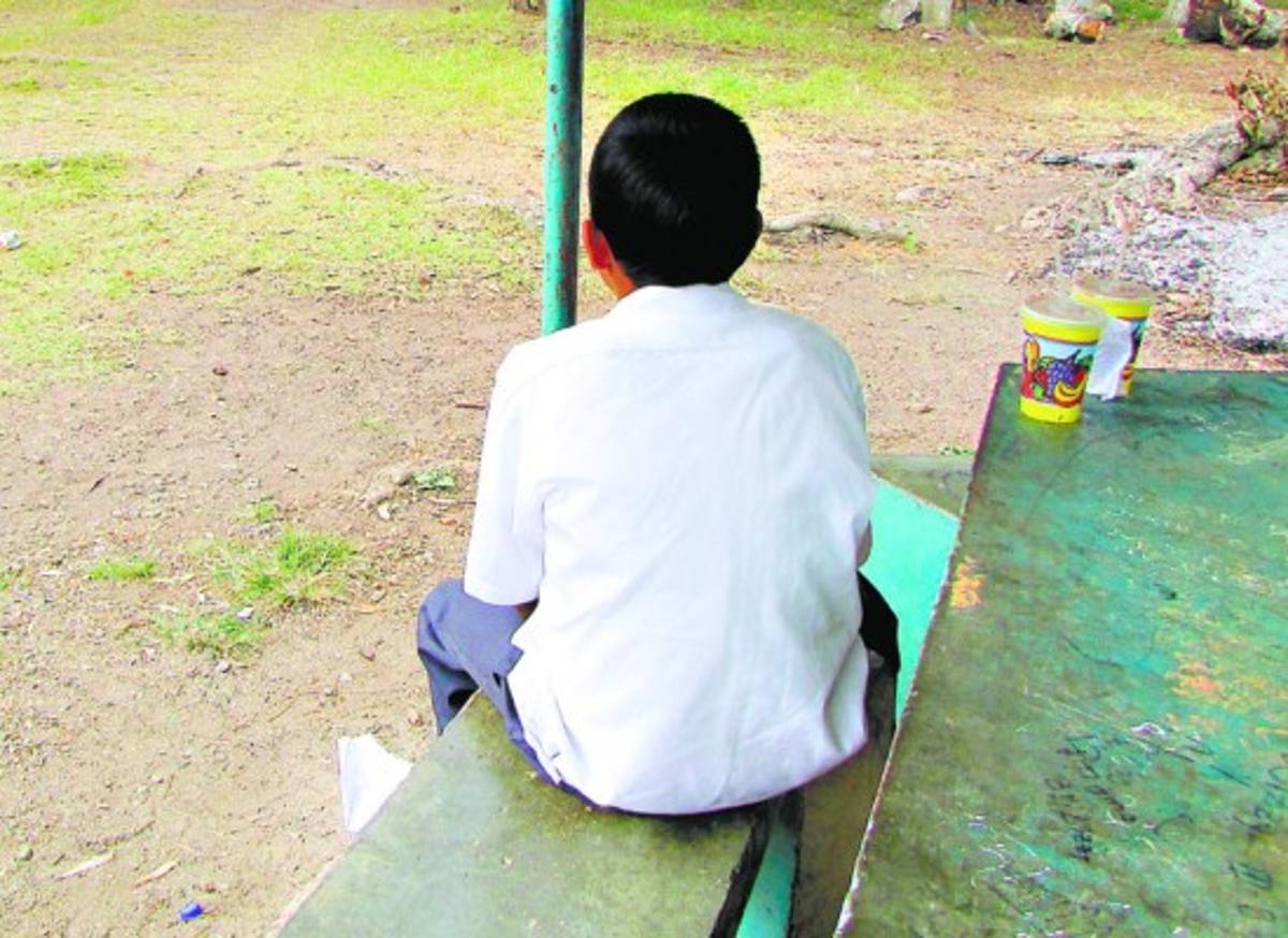 Centros escolares rodeados de amenazas sociales y naturales