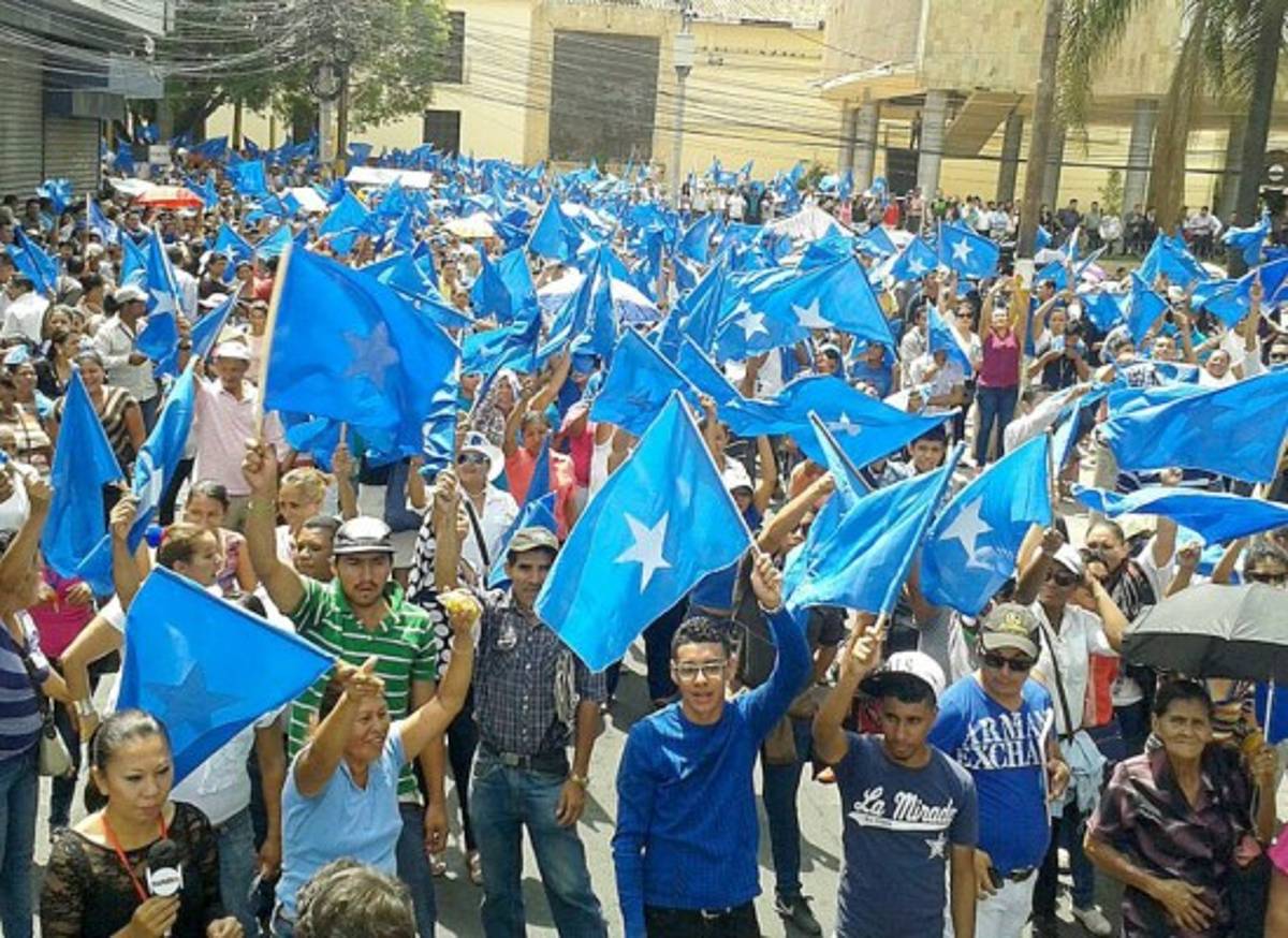 Nacionalistas marchan en apoyo a JOH