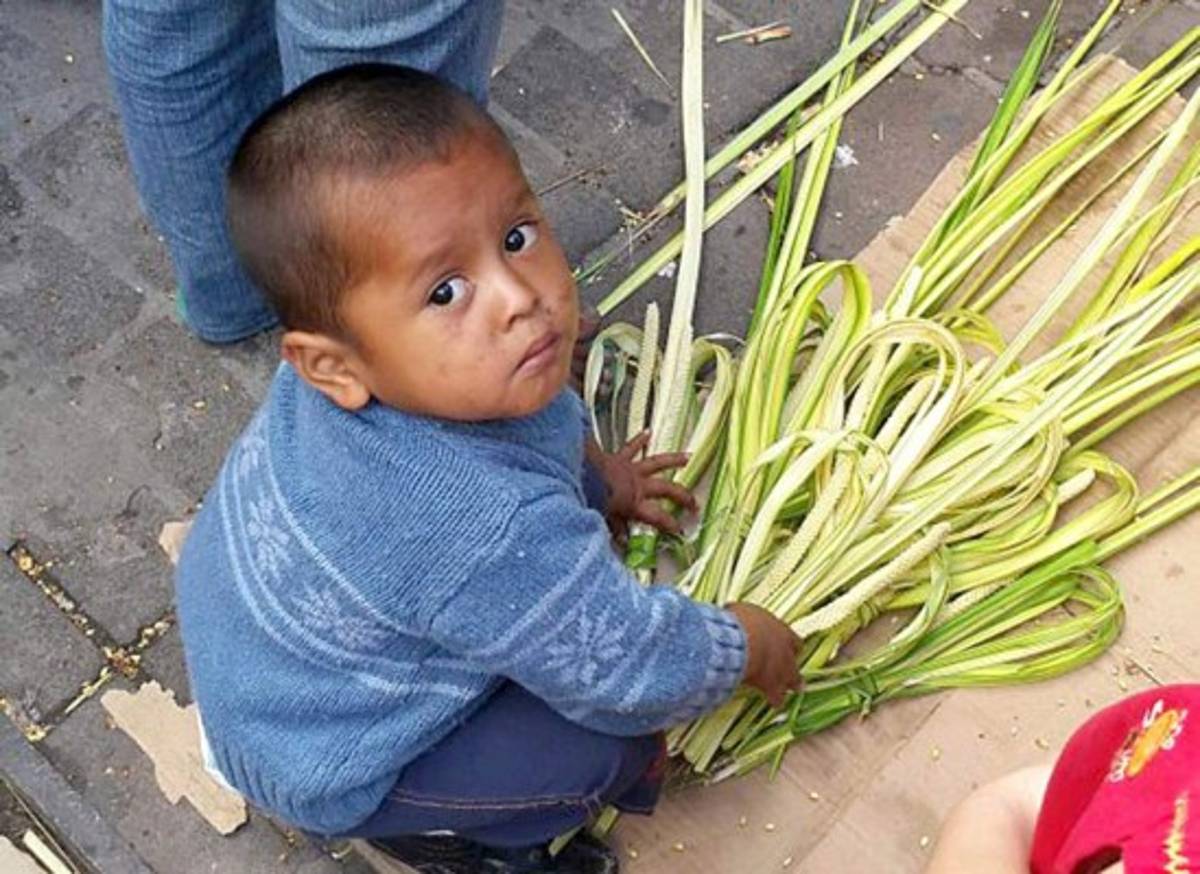 Hondureños salen a las calles para conmemorar el Domingo de Ramos