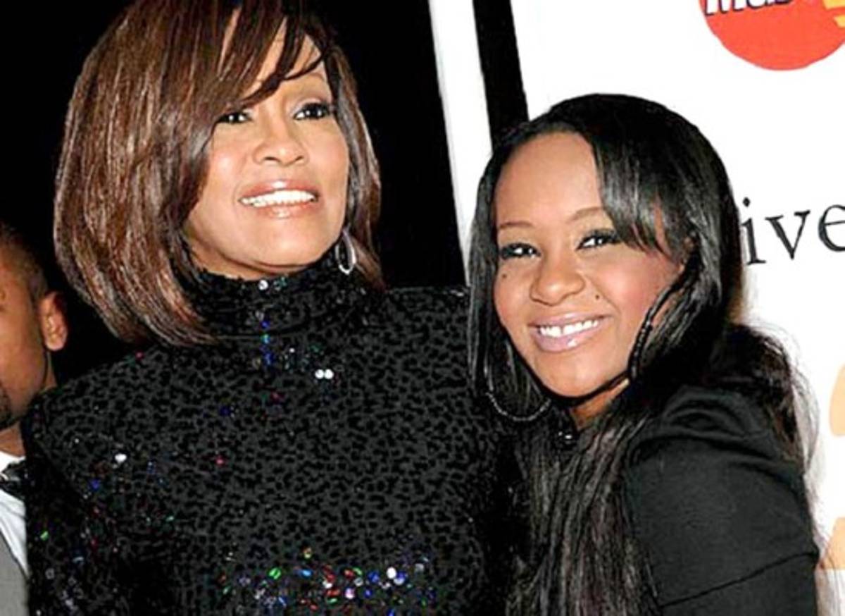 Hallan a hija de Whitney Houston inconsciente dentro de bañera