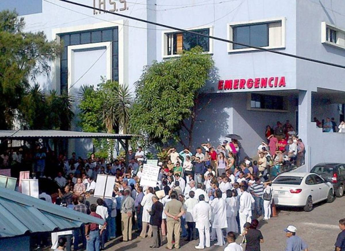 Protesta de empleados y pacientes en IHSS