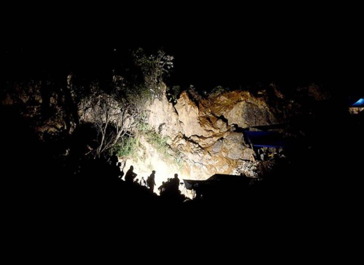 Persiste búsqueda de ocho mineros atrapados