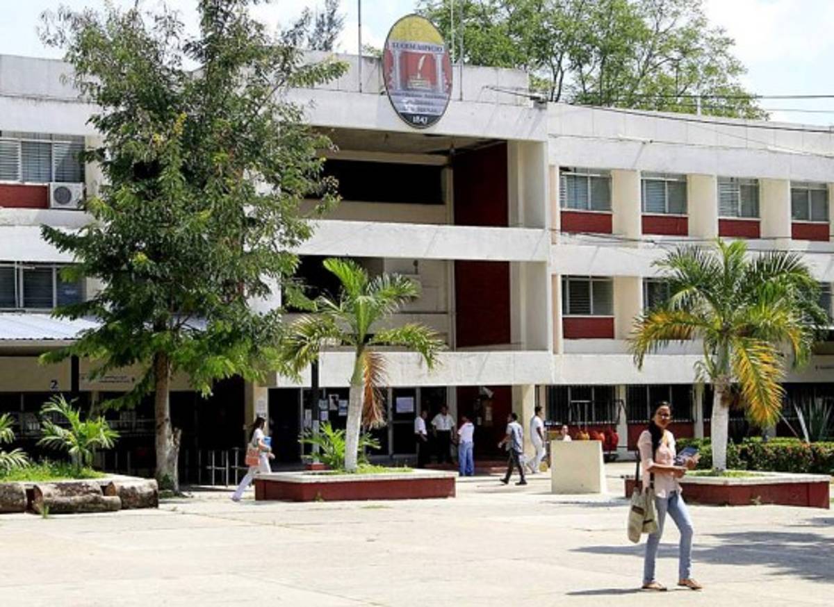 Alumnos entregan Universidad de Honduras