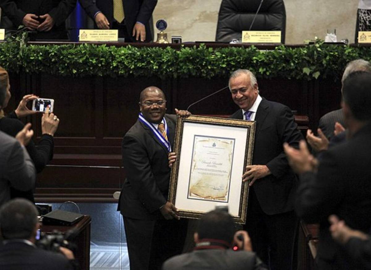 Congreso Nacional condecora a periodistas hondureños