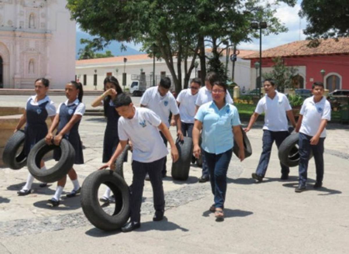 Alumnos de Comayagua realizan trueque de plantas por llantas