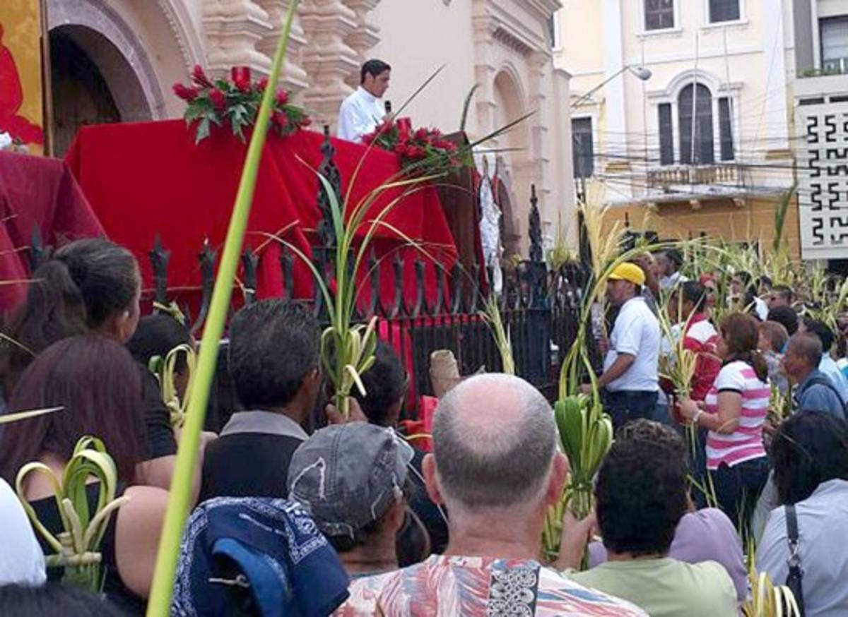 Hondureños salen a las calles para conmemorar el Domingo de Ramos