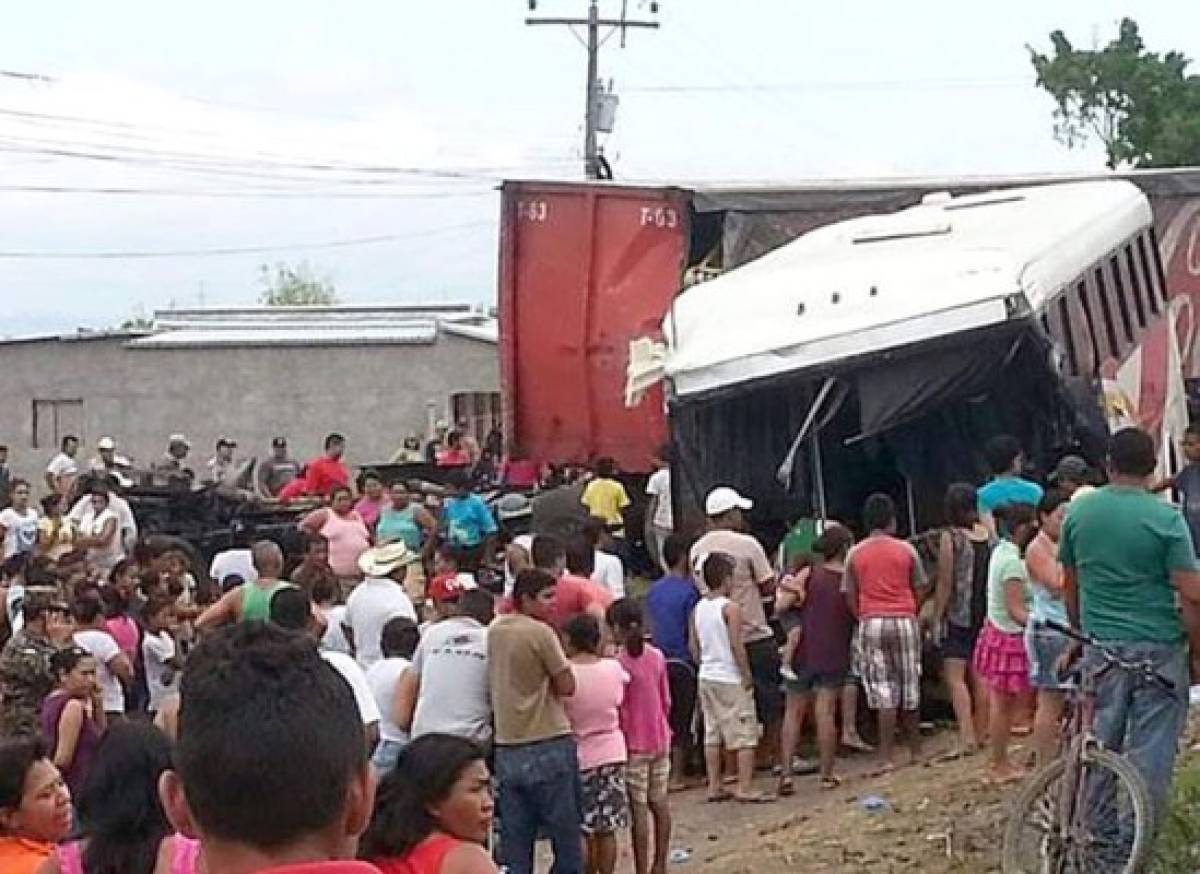 Un muerto y diez heridos en choque de rastra y autobús en Comayagua