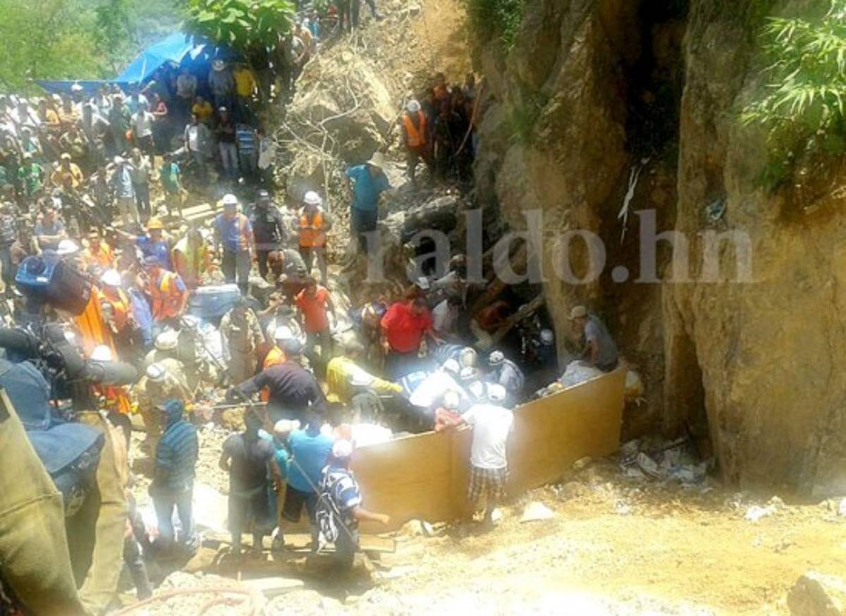 Socorristas rescatan a tres de los mineros en el sur de Honduras