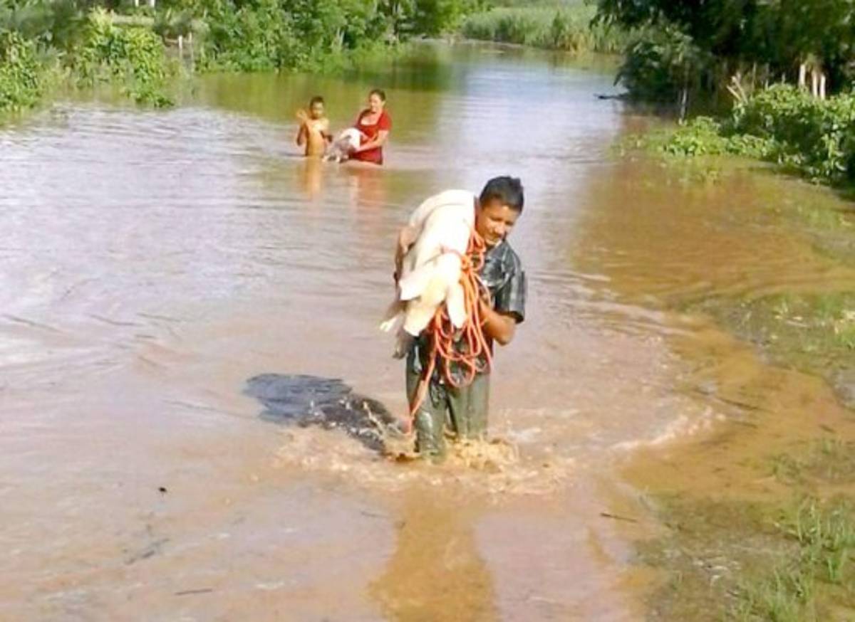 Lluvias dejan dos muertos y más de tres mil incomunicados en Honduras
