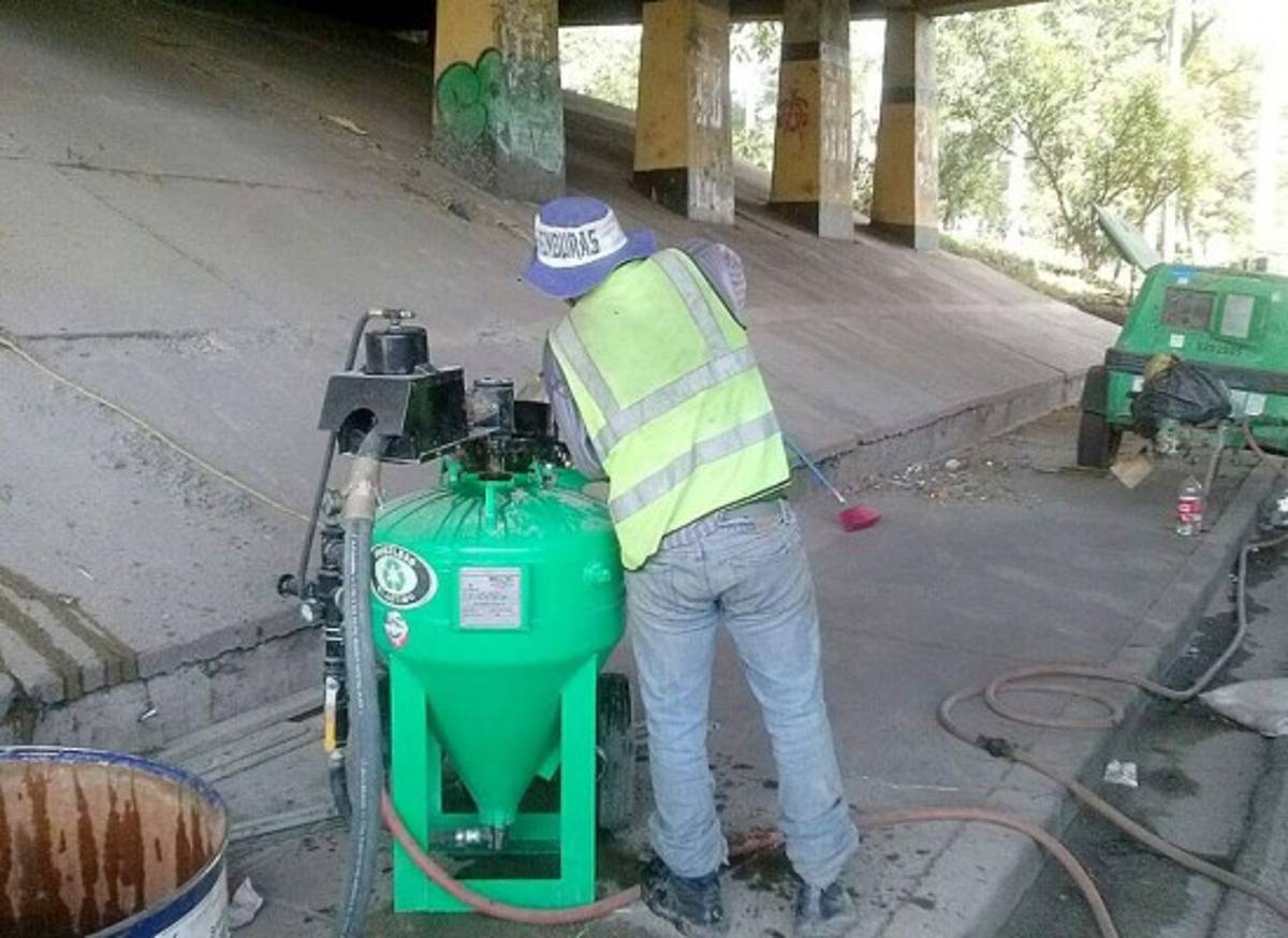 Borran grafitis en la capital de Honduras