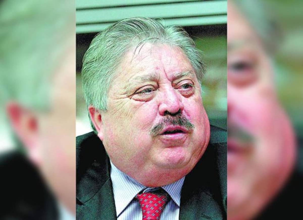 Montoya pide expulsión de diputados que 'están de rodillas”