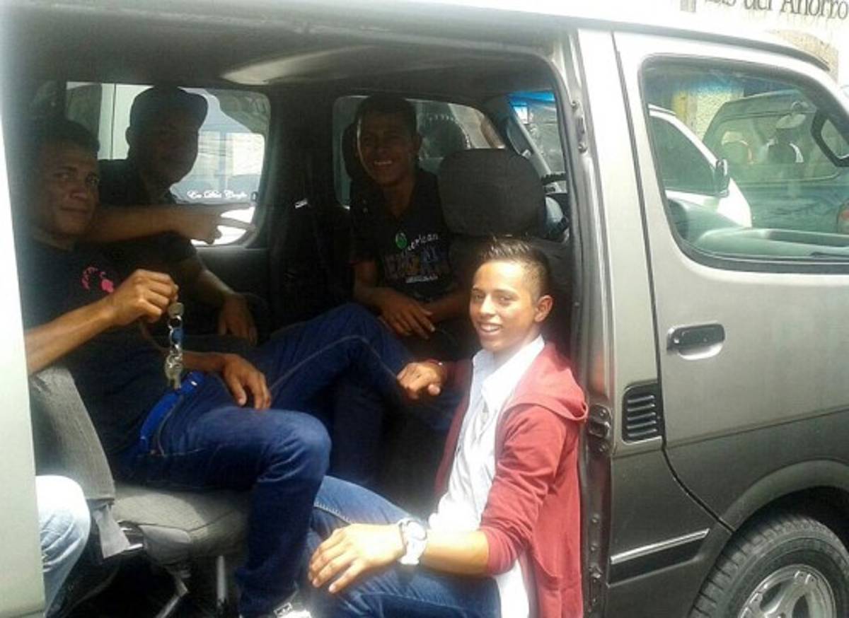 Microbuses bloquean paso frente al Congreso