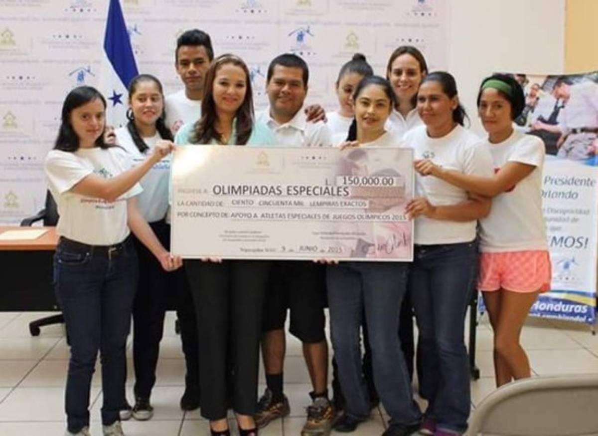 Gobierno entrega donativo a atletas con capacidades especiales