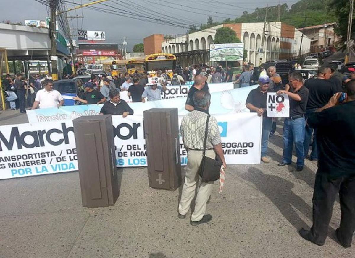 Transportistas paralizan buses y taxis en la capital de Honduras