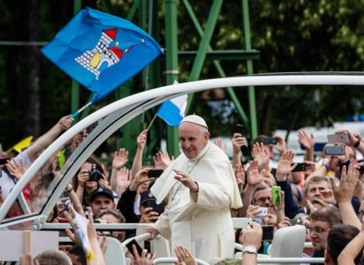 El papa sufre una caída durante una misa en un santuario de Polonia