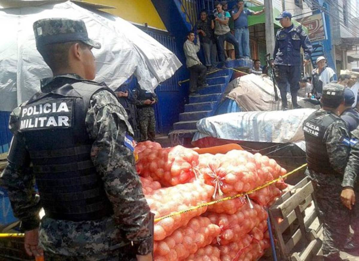 Tres días bajo resguardo militar en los mercados
