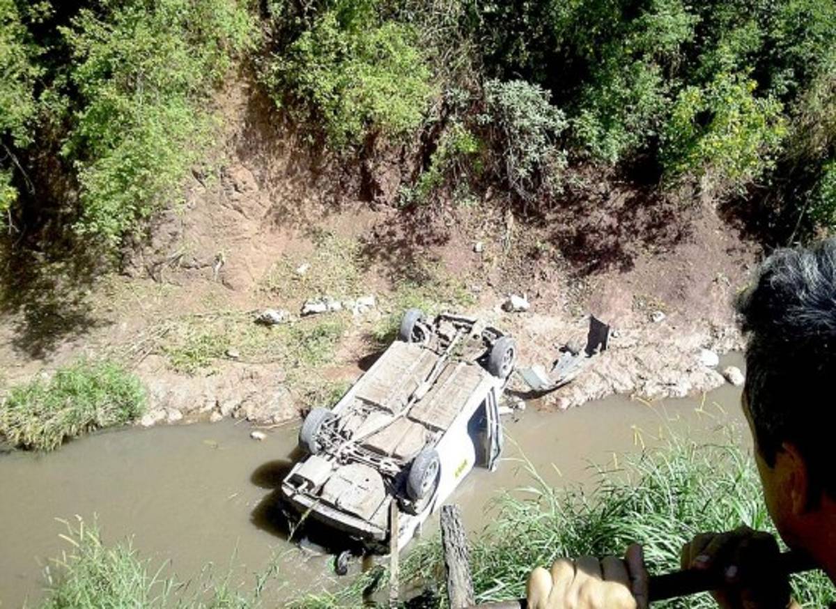 Taxista hondureño se lanza de carro en marcha